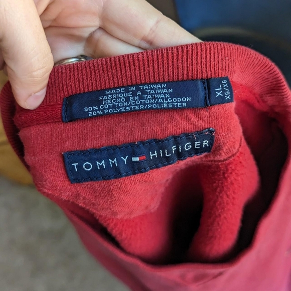 Vintage Tommy Hilfiger Emblem Red Crew Neck Sweatshirt - Picture 4 of 4